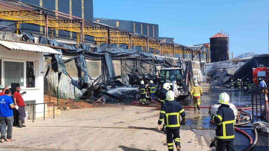 Köpük fabrikasındaki yangın kontrol altında