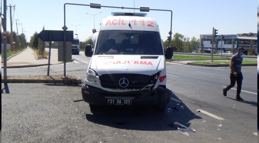 Korona virüs vakası taşıyan ambulans kaza yaptı
