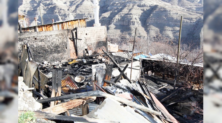 K�y yang�n� 10 evi k�l etti