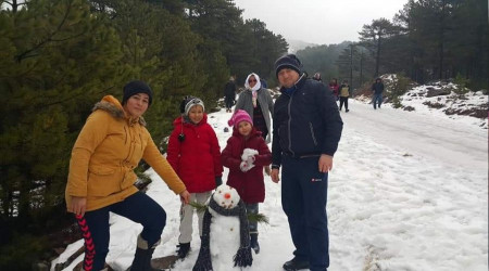 Köyceğiz'in dağlarında kar, sahilinde yaz keyfi yaşanıyor