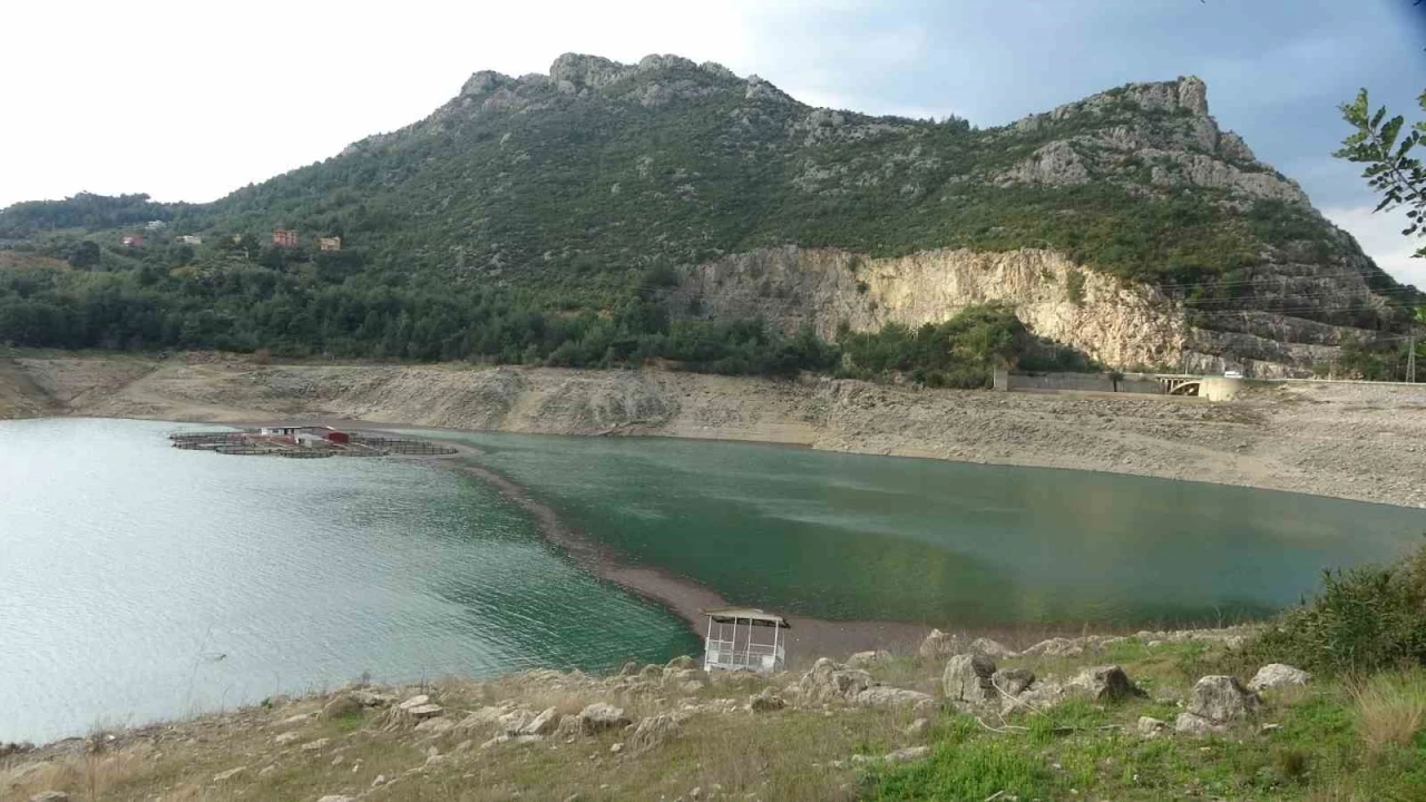Kozan Barajı'nda su seviyesi yüzde 28'e düştü