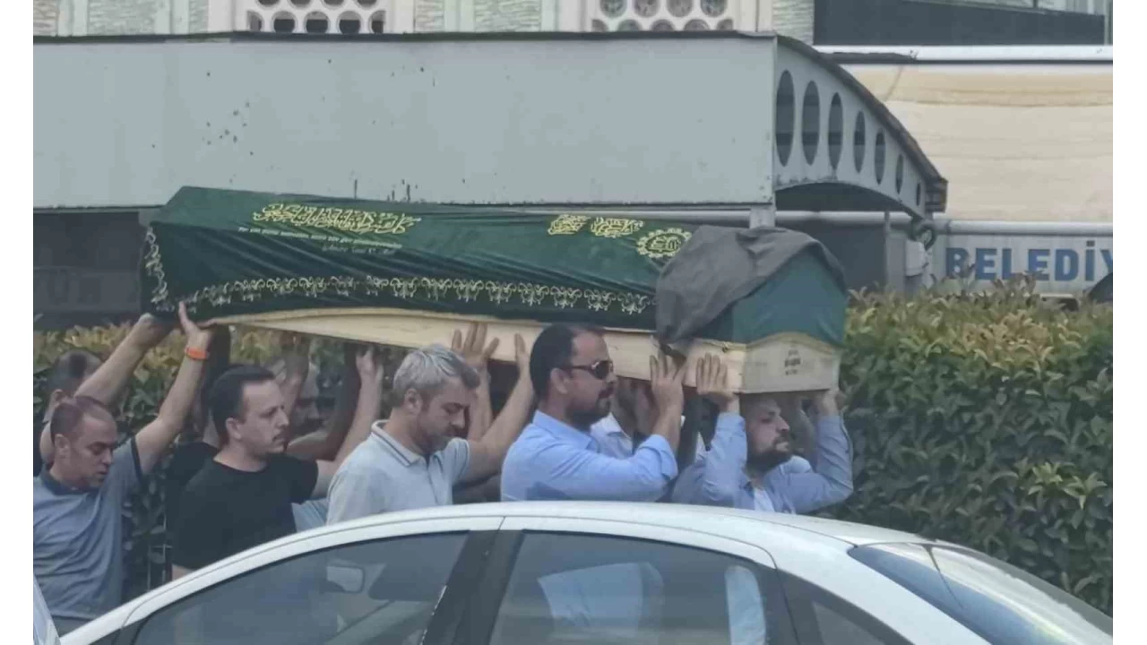 Kre� havuzunda fenala�an Berra, g�zya�lar�yla topra�a verildi