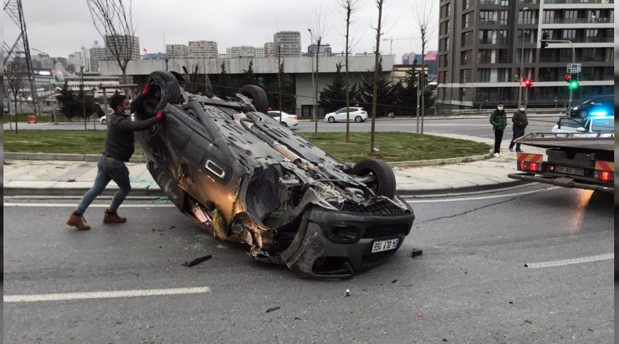 K���k�ekmece'de bir ara� takla att�