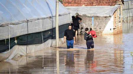 Kumluca'da sel vatandaşı evsiz ve serasız bıraktı