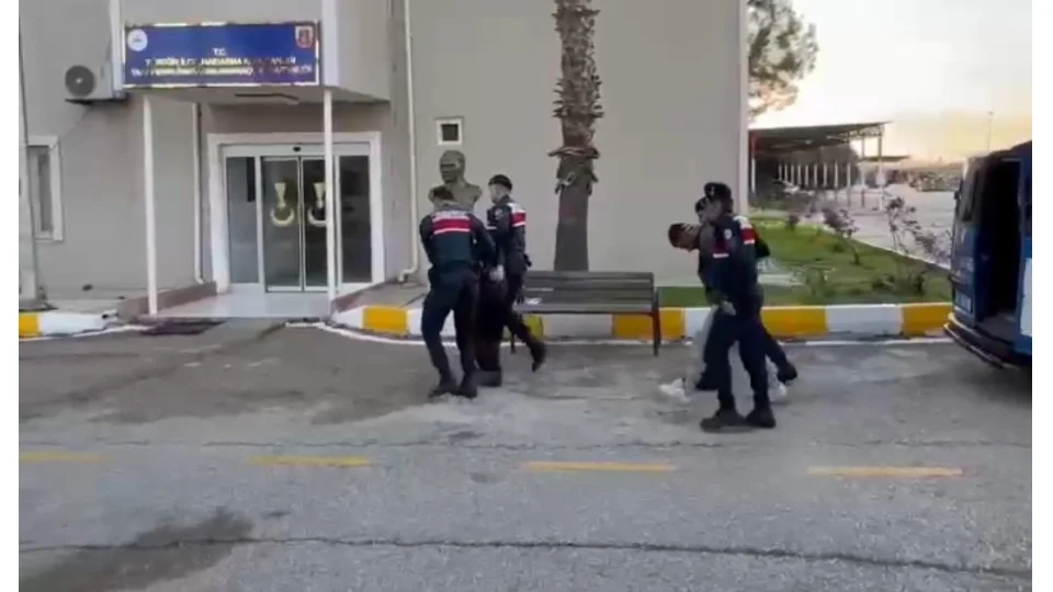 Kur'an-� Kerim'lere zarar veren 2 ki�i tutukland�