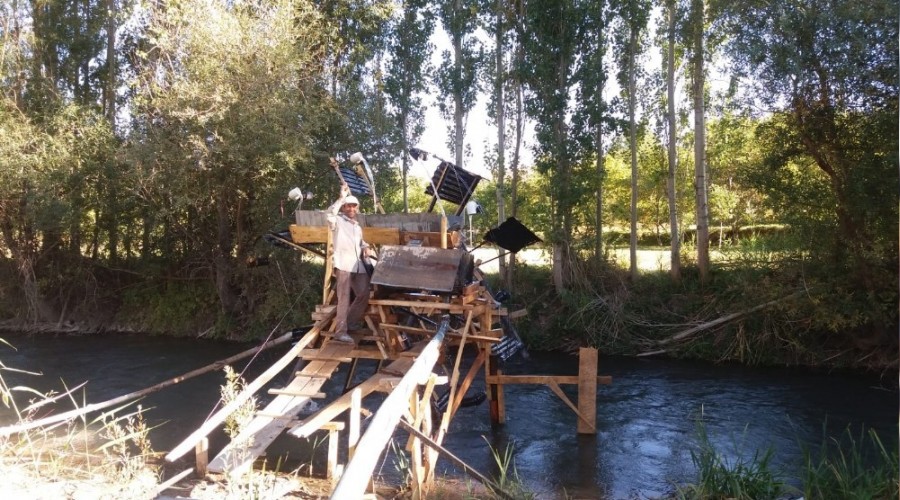 Kurduğu ilginç düzenekle tarlasını suladı