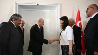 Kürsüde ‘hain’, odada ‘muhatap’
