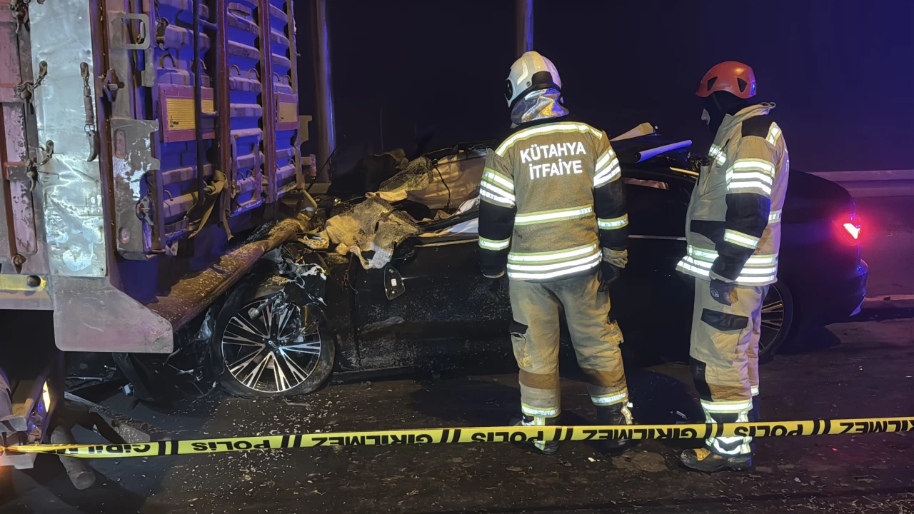 Ktahya'da tra arpan otomobildeki 4 kii hayatn kaybetti