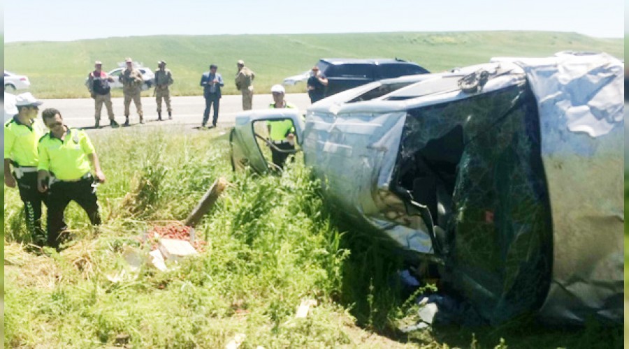 Lasti�i patlayan ara� tarlaya u�tu: 2�si a��r 4 yaral�   