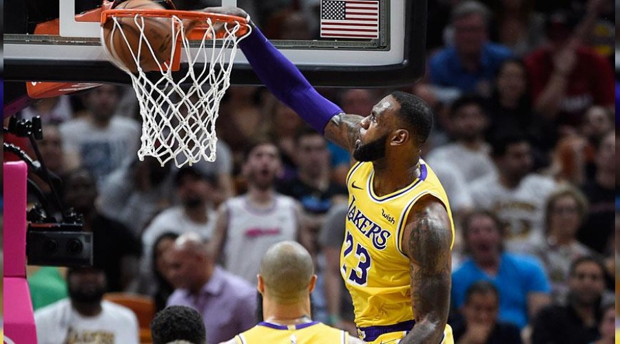 LeBron eski takımını dağıttı