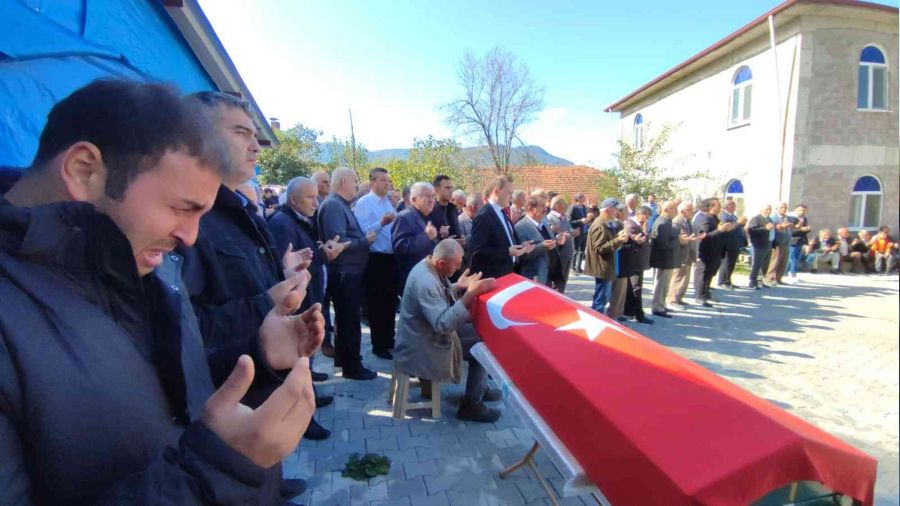 Maden �ehidi Yasin �elik g�zya�lar� i�erisinde topra�a verildi