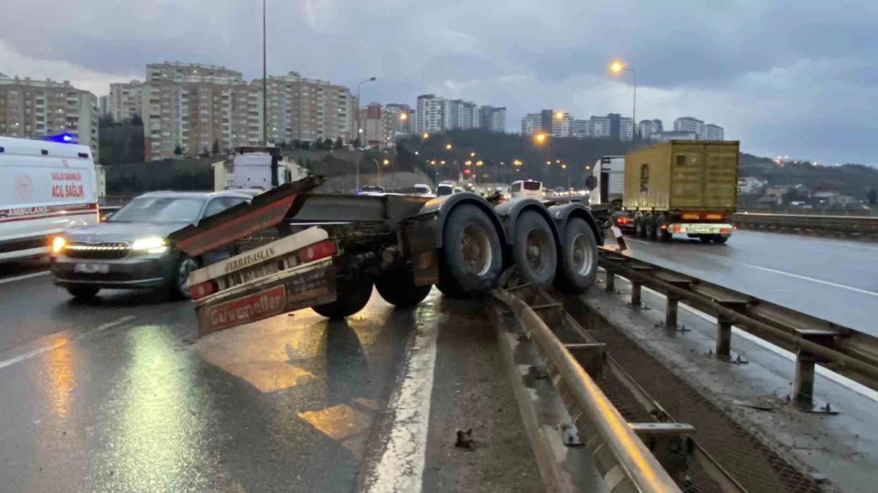 Makaslama yapan tırdan konteyner düştü