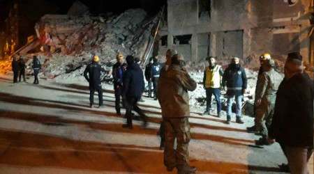 Malatya'da ağır hasarlı 4 katlı bina çöktü