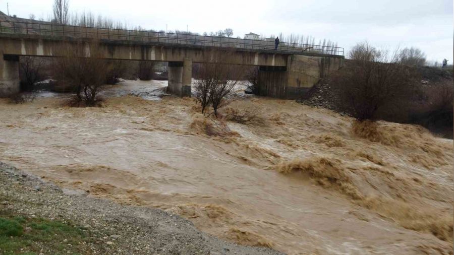 Malatya'da sel metrelerce ykseklikte dalgalar oluturdu