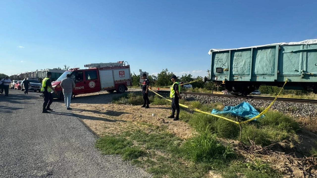 Malatya'da yük treninin çarptığı tarım aracındaki 3 kişi öldü, 1 kişi yaralandı