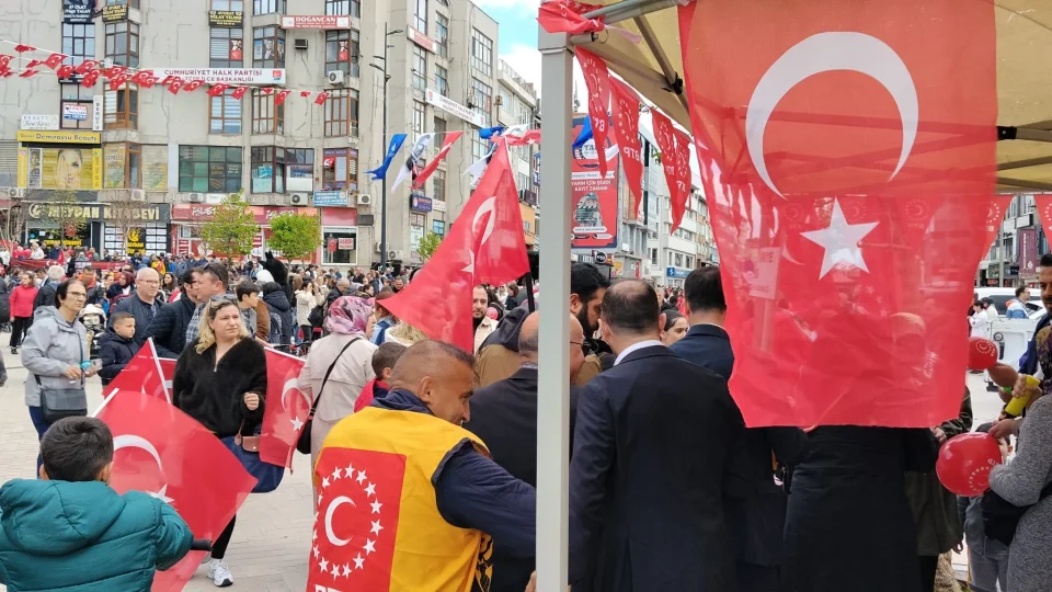 Maltepe Meydan��nda bayram ��leni: BTP'den �rnek kutlama