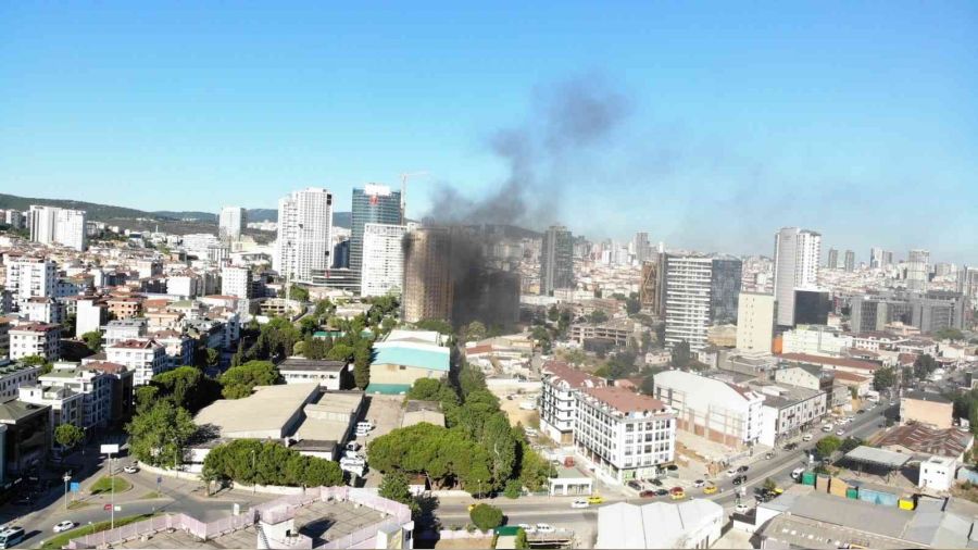 Maltepe'de 15 katlı inşaat halindeki binada yangın