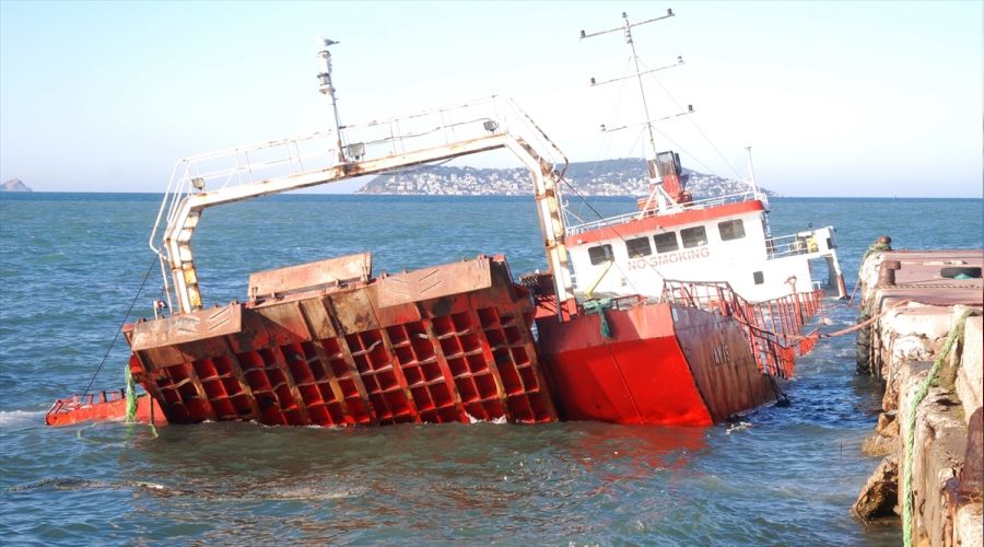 Maltepe'de Ro-Ro gemisi battı