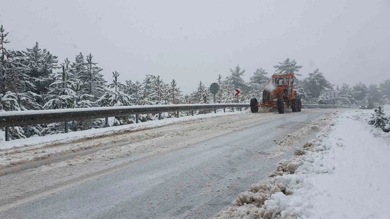 Manisa Demirci'de kar ya etkili oluyor