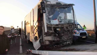 Manisa'da işçi servisi tıra çarptı: 22 yaralı