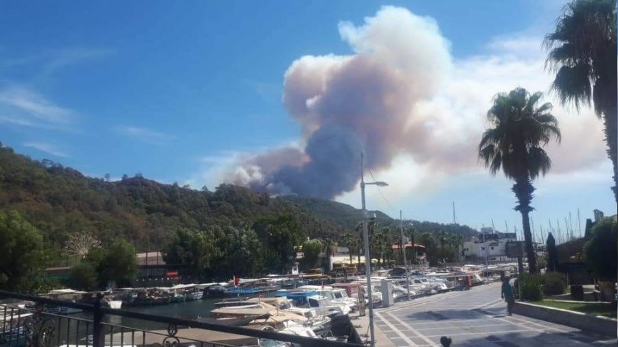 Marmaris yangınına müdahale ediliyor