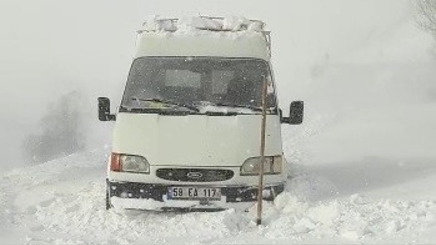 Mayıs ayında yağan kar mahsur bıraktı