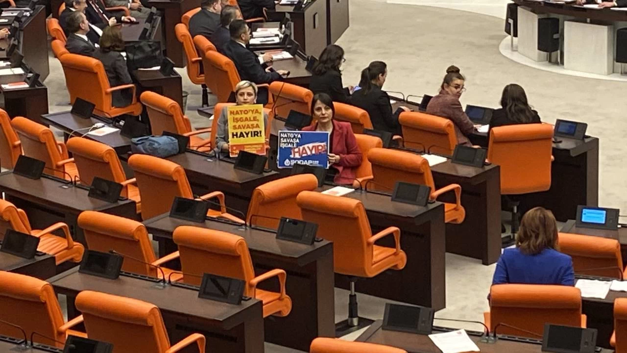 Meclis'teki �sve�'in NATO �yeli�i oylamas�nda hangi parti ne oy verdi?