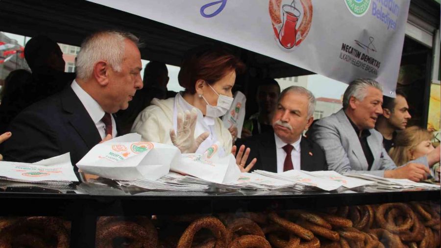 Meral Akşener İlkadım'da simit dağıttı