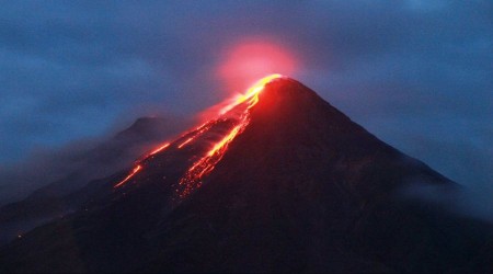 Merapi Yanardağı'nda 6 saatte 22 patlama