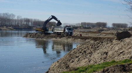 Meri Nehri yatandaki kum bekleri temizleniyor