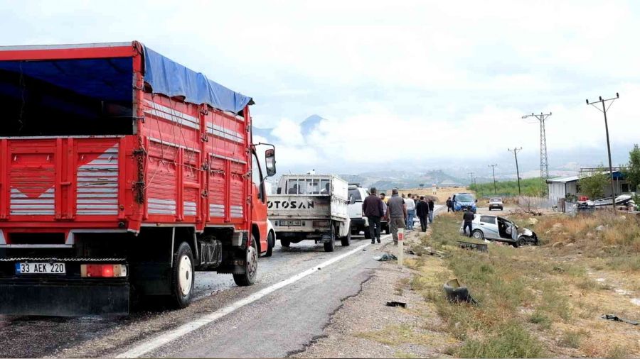 Mersin'de kaygan yolda üç araç birbirine girdi