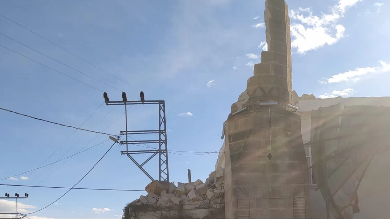 Mersin'de şiddetli rüzgar cami minaresini yıkıldı