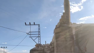 Mersin'de şiddetli rüzgar cami minaresini yıkıldı