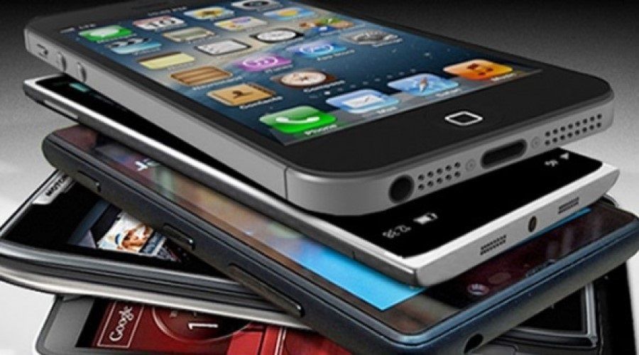 Mesaide cep telefonuyla oynad�, kovuldu