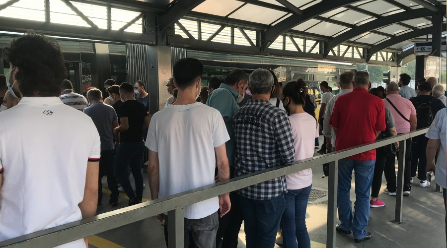 Metrobüs durakları da, metrobüsler de paket!