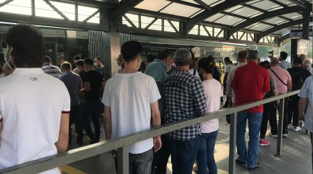 Metrobüs durakları da, metrobüsler de paket!