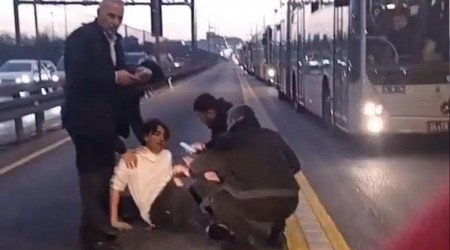 Metrobüs yoluna giren genç kazaya neden oldu