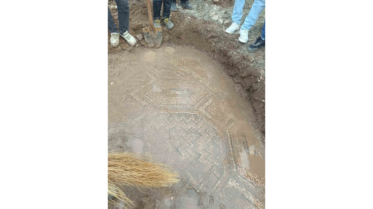 Mezar yeri kaz�l�rken mozaik tabakas� ortaya ��kt�