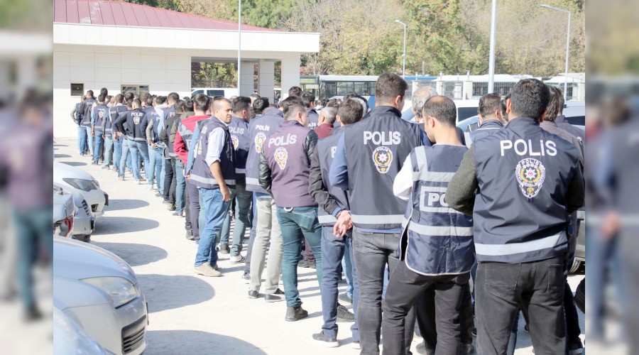 Mezat �etesi su�unu itiraf etti