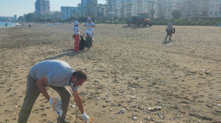 Mezitli'de gönüllüler sahil temizliği yapıyor