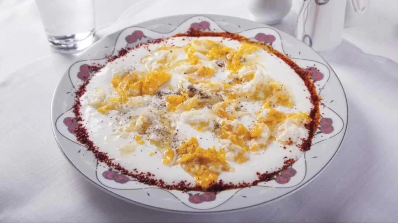 Mıkla: Sarımsaklı yoğurtla taçlanan yumurta lezzeti