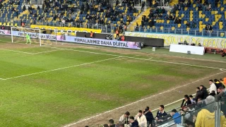 Milyonluk futbolcular tarlada oynuyor