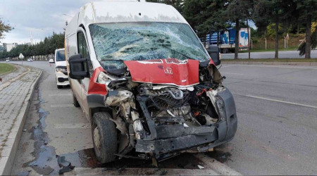 Minibüs yolcu otobüsüne çarptı