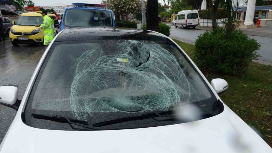 Minibüsten inip yola fırladı, gözünü hastanede açtı