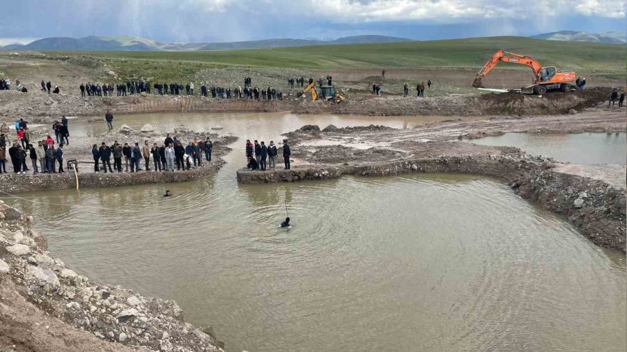 Minik Enes, ineğini kurtarmaya çalışırken gölette boğuldu