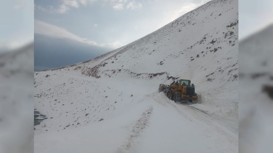 Muradiye’de yola düşen çığ temizlendi