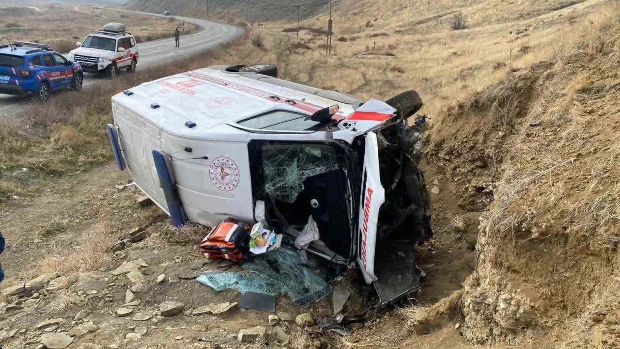 Mu'ta ambulans devrildi: 3 yaral