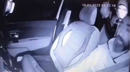 Müşteri gibi bindiği takside sürücüye kaldırım taşı ile dehşeti yaşattı