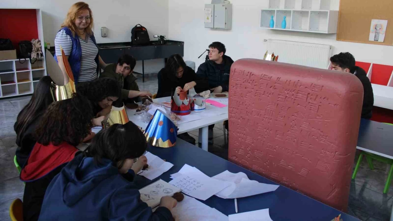 Müzede gördüklerinin aynısını yapıyorlar