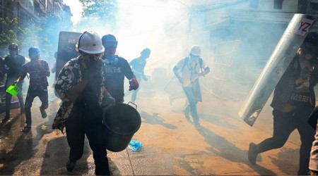 Myanmar'daki gösterilerde 12 kişi öldü